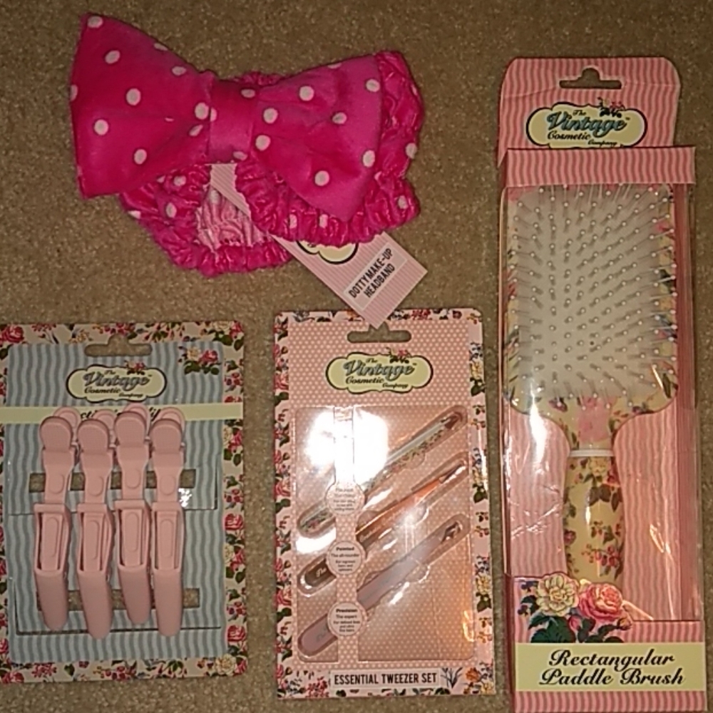 9 piece The Vintage Cosmetic Company lot.